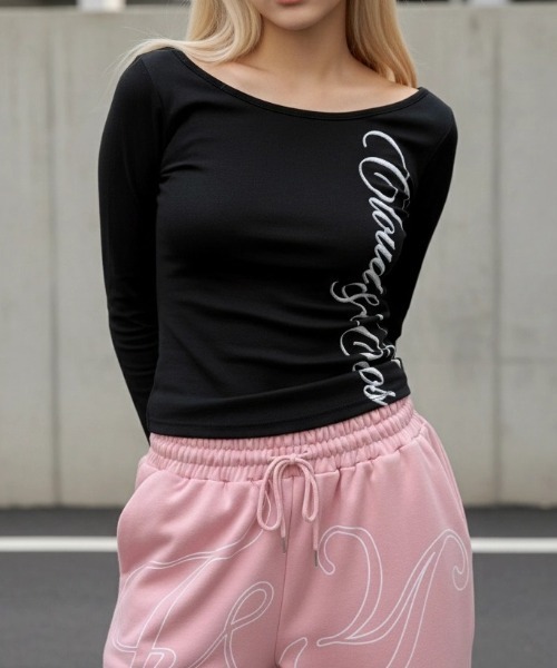 .KOM(ドットコム)の「A'GEM/9 × .kom 『.KOM/ドットケーオーエム』イングリッシュフレーズ ロングスリーブ(Tシャツ/カットソー・レディース・アイボリー/ブラック・FREE)」の4枚目の写真