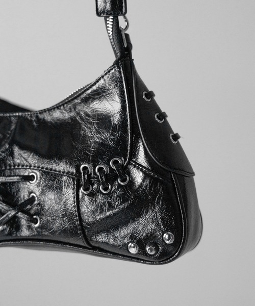 me+em select(ミームセレクト)の「【 ショルダーストラップ付 】ピアッシングレースアップショルダーバッグ / piercing lace-up vintage shoulder bag(ショルダーバッグ・レディース・ブラック・FREE)」の2枚目の写真