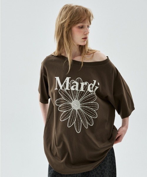 Mardi Mercredi(マルディメクルディ)の「OVERSIZED TSHIRT OFF SHOULDER FLOWERMARDI / オーバーサイズ Tシャツ オフショルダー フラワーマルディ(Tシャツ/カットソー・レディース・カーキブラウン/ホワイト×グレー/ネイビー/ブラック・FREE)」の6枚目の写真