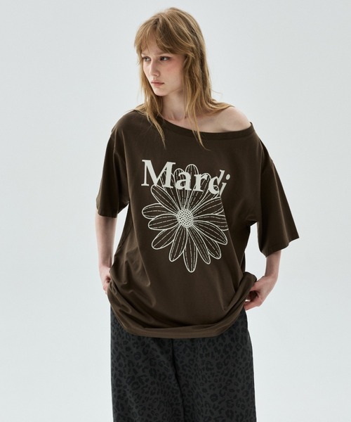 Mardi Mercredi(マルディメクルディ)の「OVERSIZED TSHIRT OFF SHOULDER FLOWERMARDI / オーバーサイズ Tシャツ オフショルダー フラワーマルディ(Tシャツ/カットソー・レディース・カーキブラウン/ホワイト×グレー/ネイビー/ブラック・FREE)」の5枚目の写真