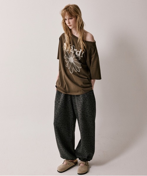 Mardi Mercredi(マルディメクルディ)の「OVERSIZED TSHIRT OFF SHOULDER FLOWERMARDI / オーバーサイズ Tシャツ オフショルダー フラワーマルディ(Tシャツ/カットソー・レディース・カーキブラウン/ホワイト×グレー/ネイビー/ブラック・FREE)」の10枚目の写真
