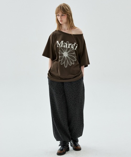Mardi Mercredi(マルディメクルディ)の「OVERSIZED TSHIRT OFF SHOULDER FLOWERMARDI / オーバーサイズ Tシャツ オフショルダー フラワーマルディ(Tシャツ/カットソー・レディース・カーキブラウン/ホワイト×グレー/ネイビー/ブラック・FREE)」の11枚目の写真