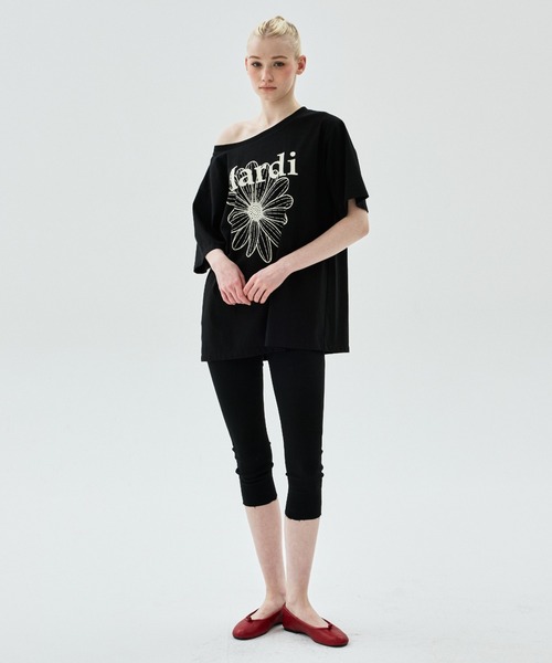 Mardi Mercredi(マルディメクルディ)の「OVERSIZED TSHIRT OFF SHOULDER FLOWERMARDI / オーバーサイズ Tシャツ オフショルダー フラワーマルディ(Tシャツ/カットソー・レディース・カーキブラウン/ホワイト×グレー/ネイビー/ブラック・FREE)」の21枚目の写真