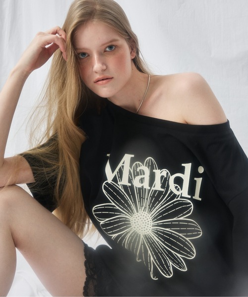 Mardi Mercredi(マルディメクルディ)の「OVERSIZED TSHIRT OFF SHOULDER FLOWERMARDI / オーバーサイズ Tシャツ オフショルダー フラワーマルディ(Tシャツ/カットソー・レディース・カーキブラウン/ホワイト×グレー/ネイビー/ブラック・FREE)」の17枚目の写真
