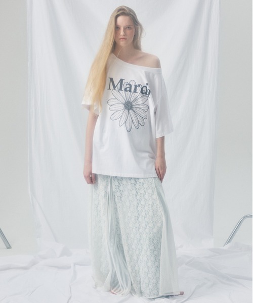 Mardi Mercredi(マルディメクルディ)の「OVERSIZED TSHIRT OFF SHOULDER FLOWERMARDI / オーバーサイズ Tシャツ オフショルダー フラワーマルディ(Tシャツ/カットソー・レディース・カーキブラウン/ホワイト×グレー/ネイビー/ブラック・FREE)」の13枚目の写真