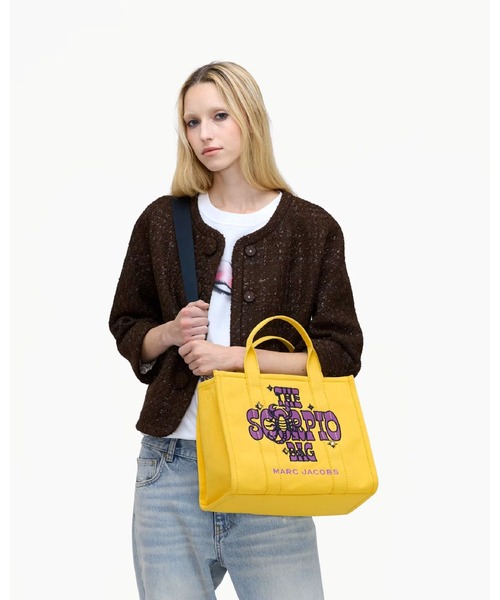 MARC JACOBS（マークジェイコブス）の「THE ZODIAC CANVAS TOTE BAG MEDIUM/ザ ゾディアック キャンバス トート バッグ ミディアム（トートバッグ・レディース・グリーン系その他/ブルー系その他/グリーン系その他2/レッド系その他/ブラウン系その他3/ブラウン系その他2/イエロー系その他2/レッド系その他2/ブラウン系その他/イエロー系その他/ブルー系その他2・ONE SIZE）」の17枚目の写真