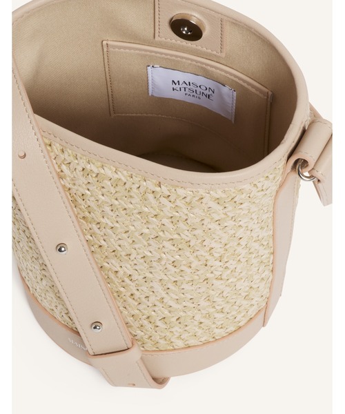 Maison Kitsune(メゾンキツネ)の「RAFFIA AND LEATHER BUCKET BAG(ショルダーバッグ・メンズ・アイボリー・U)」の5枚目の写真