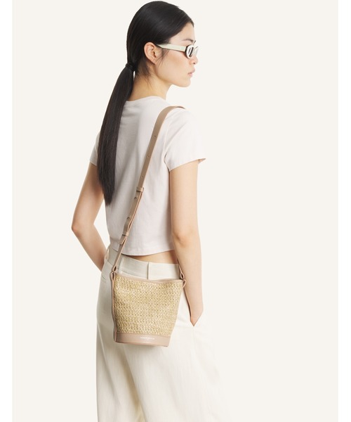 Maison Kitsune(メゾンキツネ)の「RAFFIA AND LEATHER BUCKET BAG(ショルダーバッグ・メンズ・アイボリー・U)」の6枚目の写真