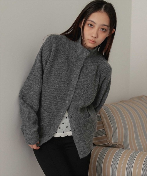 miette(ミエット)の「くるみボタンハイネックニットカーディガン(カーディガン/ボレロ・レディース・ブラウン/ネイビー/チャコール・FREE)」の2枚目の写真