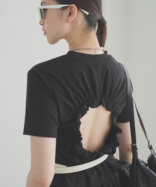 SOEMIN(ソミン)の「Cut-Out Ruched Top/バックオープン半袖Tシャツ(Tシャツ/カットソー・レディース・ホワイト/ブラック・FREE)」の1枚目の写真