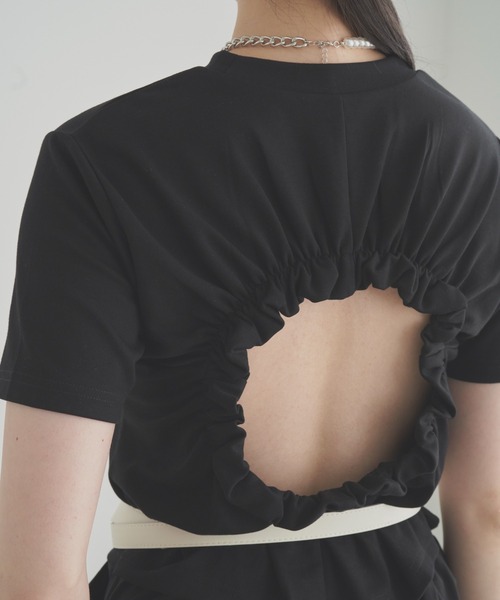 SOEMIN(ソミン)の「Cut-Out Ruched Top/バックオープン半袖Tシャツ(Tシャツ/カットソー・レディース・ホワイト/ブラック・FREE)」の17枚目の写真