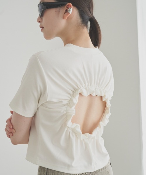 SOEMIN(ソミン)の「Cut-Out Ruched Top/バックオープン半袖Tシャツ(Tシャツ/カットソー・レディース・ホワイト/ブラック・FREE)」の3枚目の写真