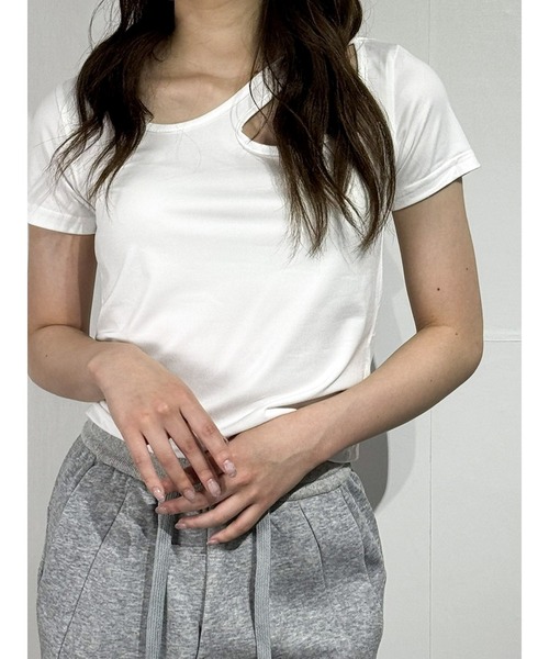 marcydorn(マーシードルン)の「アシンメトリースリット クロップドTシャツ(Tシャツ/カットソー・レディース・ブラック/ホワイト・S/L/M)」の4枚目の写真