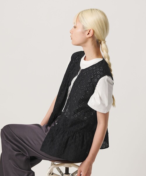 BEAUTY&YOUTH UNITED ARROWS(ビューティーアンドユースユナイテッドアローズ)の「エンブロイダリー ペプラム ノースリーブ チュニック ウォッシャブル(シャツ/ブラウス・レディース・オフホワイト/ブラック/シャーベット・FREE)」の5枚目の写真
