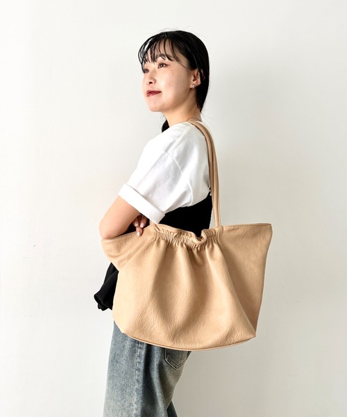 NATURALIST（ナチュラリスト）の「ギャザーデザイン 軽量ソフト トートバッグ（トートバッグ・レディース・アイボリー/ブラウン/ブラック・FREE）」の2枚目の写真