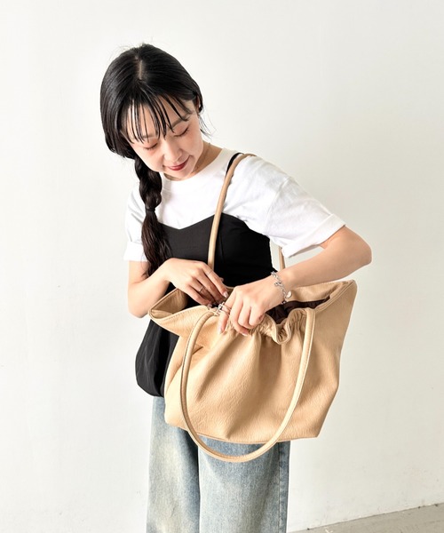 NATURALIST（ナチュラリスト）の「ギャザーデザイン 軽量ソフト トートバッグ（トートバッグ・レディース・アイボリー/ブラウン/ブラック・FREE）」の16枚目の写真