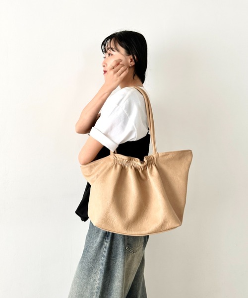 NATURALIST（ナチュラリスト）の「ギャザーデザイン 軽量ソフト トートバッグ（トートバッグ・レディース・アイボリー/ブラウン/ブラック・FREE）」の15枚目の写真
