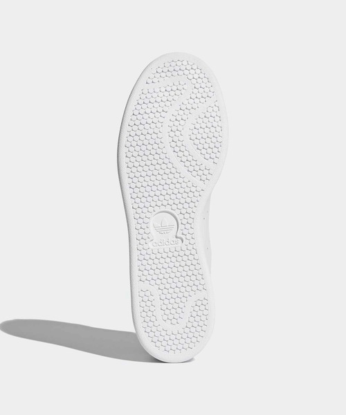adidas（アディダス）の「スタンスミス [STAN SMITH]  アディダスオリジナルス / アディダスオリジナルス adidas Originals（スニーカー・メンズ・ホワイト×ホワイト・22.5cm/23.5cm/24.5cm/25.5cm/26.5cm/27.5cm/28.5cm/29.5cm/30.0cm/23.0cm/24.0cm/25.0cm/26.0cm/27.0cm/28.0cm/29.0cm/22.0cm/30.5cm）」の3枚目の写真