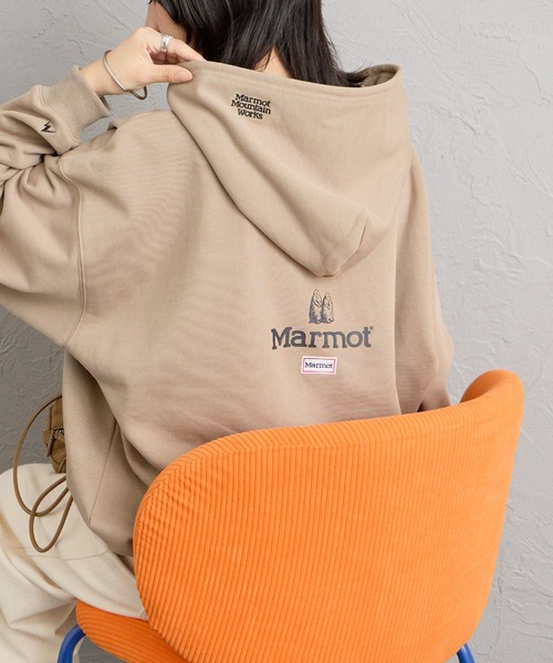 MARMOT（マーモット）の「[Marmot/マーモット] 別注 コレクションロゴ バックプリントスウェットパーカー（パーカー・レディース・ベージュ/ブラック/チャコール・S/M/L/XL）」の9枚目の写真