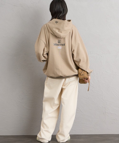 MARMOT（マーモット）の「[Marmot/マーモット] 別注 コレクションロゴ バックプリントスウェットパーカー（パーカー・レディース・ベージュ/ブラック/チャコール・S/M/L/XL）」の5枚目の写真
