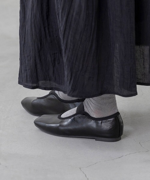 menue(メヌエ)の「スクエアトゥ ゴムストラップ Uカットフラットパンプス(パンプス・レディース・ブラック/ブラウン/シルバー・22.5cm/23.5cm/24.5cm/25.5cm/23.0cm/24.0cm/25.0cm/26.0cm/21.5cm/22.0cm)」の21枚目の写真