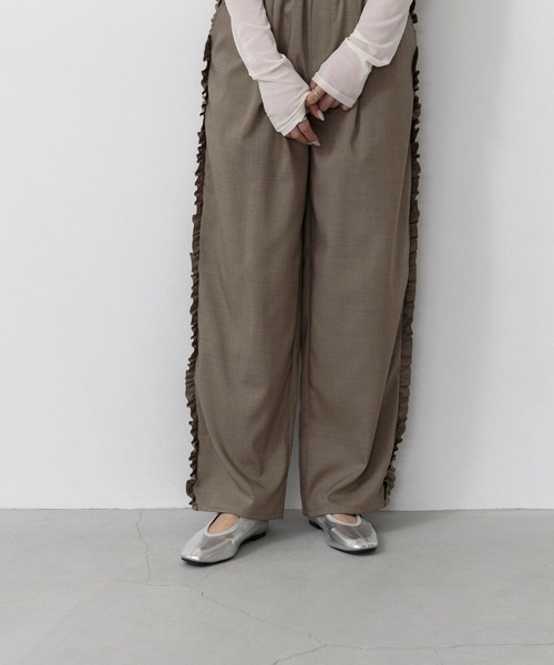 menue(メヌエ)の「スクエアトゥ ゴムストラップ Uカットフラットパンプス(パンプス・レディース・ブラック/ブラウン/シルバー・22.5cm/23.5cm/24.5cm/25.5cm/23.0cm/24.0cm/25.0cm/26.0cm/21.5cm/22.0cm)」の13枚目の写真