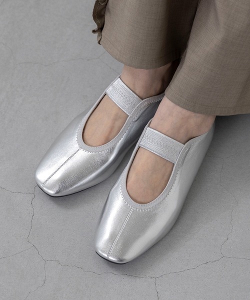 menue(メヌエ)の「スクエアトゥ ゴムストラップ Uカットフラットパンプス(パンプス・レディース・ブラック/ブラウン/シルバー・22.5cm/23.5cm/24.5cm/25.5cm/23.0cm/24.0cm/25.0cm/26.0cm/21.5cm/22.0cm)」の12枚目の写真