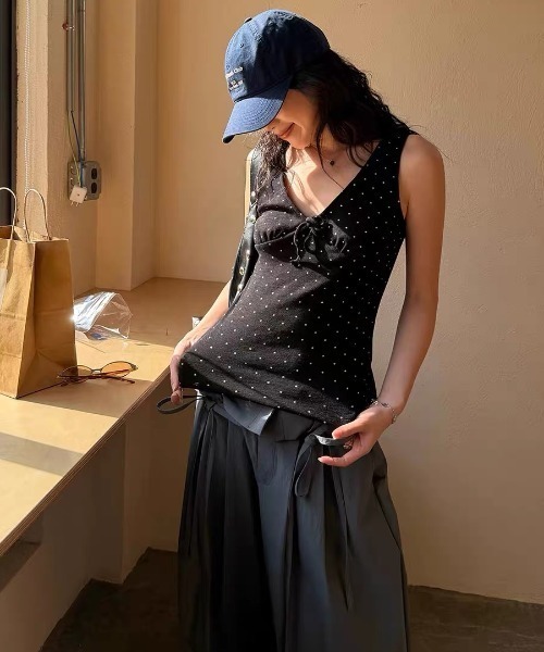 FAVORITO（ファヴォリート）の「Vネックドット柄ノースリーブトップス（Tシャツ/カットソー・レディース・ブラック・F）」の3枚目の写真