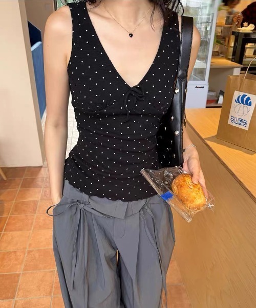 FAVORITO（ファヴォリート）の「Vネックドット柄ノースリーブトップス（Tシャツ/カットソー・レディース・ブラック・F）」の11枚目の写真