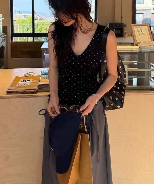 FAVORITO（ファヴォリート）の「Vネックドット柄ノースリーブトップス（Tシャツ/カットソー・レディース・ブラック・F）」の7枚目の写真