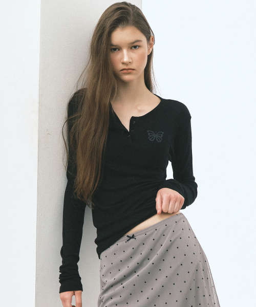 NICK&NICOLE(ニックアンドニコール)の「BUTTERFLY ヘンリーネック スリーブトップ_BLACK(Tシャツ/カットソー・レディース・ブラック・FREE)」の2枚目の写真
