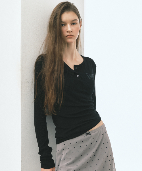 NICK&NICOLE(ニックアンドニコール)の「BUTTERFLY ヘンリーネック スリーブトップ_BLACK(Tシャツ/カットソー・レディース・ブラック・FREE)」の3枚目の写真