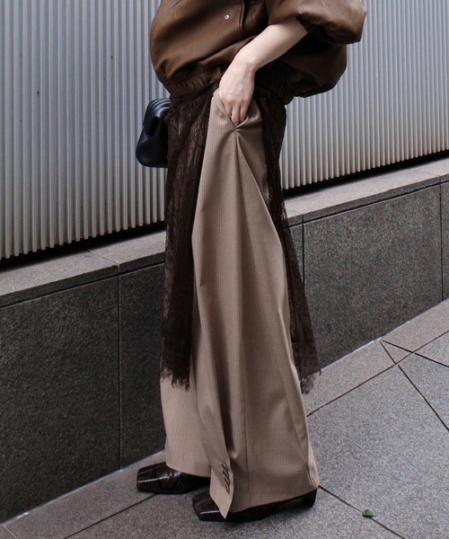 Ameri(アメリ)の「UND PINSTRIPE BARREL SILHOUETTE PANTS(その他パンツ・レディース・ネイビー/ブラウン/ベージュ・X-SMALL/SMALL/MEDIUM)」の3枚目の写真