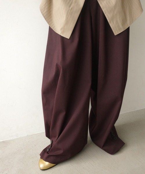 Ameri(アメリ)の「UND PINSTRIPE BARREL SILHOUETTE PANTS(その他パンツ・レディース・ネイビー/ブラウン/ベージュ・X-SMALL/SMALL/MEDIUM)」の2枚目の写真