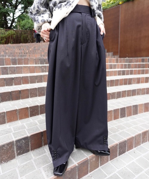 Ameri(アメリ)の「UND PINSTRIPE BARREL SILHOUETTE PANTS(その他パンツ・レディース・ネイビー/ブラウン/ベージュ・X-SMALL/SMALL/MEDIUM)」の19枚目の写真