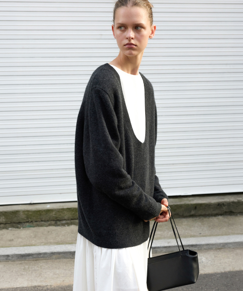 LEVAR（レバー）の「Low U-Neck Wool Knit - Charcoal（ニット/セーター・レディース・その他・FREE）」の2枚目の写真