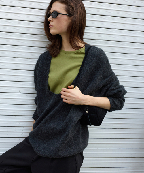 LEVAR（レバー）の「Low U-Neck Wool Knit - Charcoal（ニット/セーター・レディース・その他・FREE）」の4枚目の写真