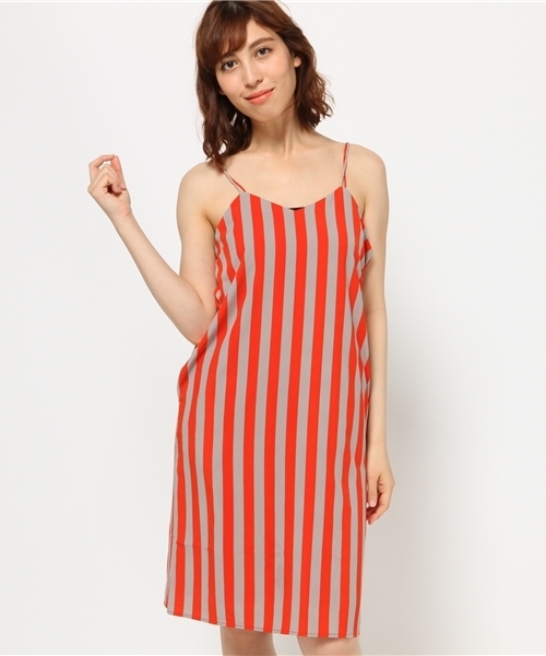 SLY（スライ）の「WストラップキャミOP（ワンピース・レディース・ベージュ/オレンジ系その他/ネイビー系/ブラック・1/2）」の15枚目の写真