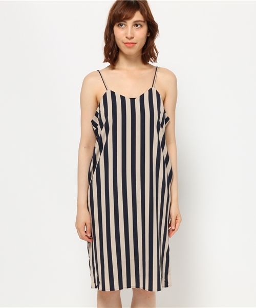 SLY（スライ）の「WストラップキャミOP（ワンピース・レディース・ベージュ/オレンジ系その他/ネイビー系/ブラック・1/2）」の5枚目の写真