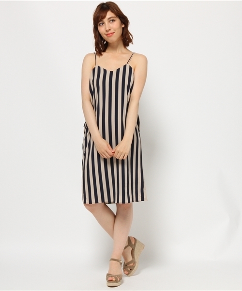 SLY（スライ）の「WストラップキャミOP（ワンピース・レディース・ベージュ/オレンジ系その他/ネイビー系/ブラック・1/2）」の8枚目の写真