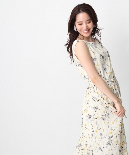 Andemiu（アンデミュウ）の「ハナガラプリントプリーツノースリーブワンピース752366（ワンピース・レディース・ネイビー/アイボリー・FREE）」の2枚目の写真