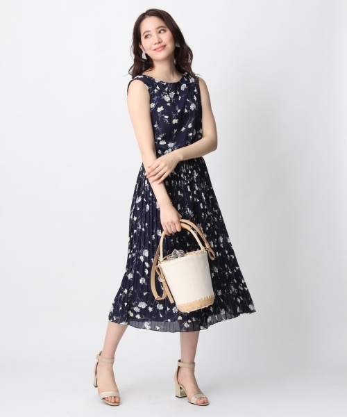 Andemiu（アンデミュウ）の「ハナガラプリントプリーツノースリーブワンピース752366（ワンピース・レディース・ネイビー/アイボリー・FREE）」の3枚目の写真