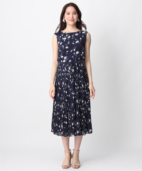 Andemiu（アンデミュウ）の「ハナガラプリントプリーツノースリーブワンピース752366（ワンピース・レディース・ネイビー/アイボリー・FREE）」の6枚目の写真