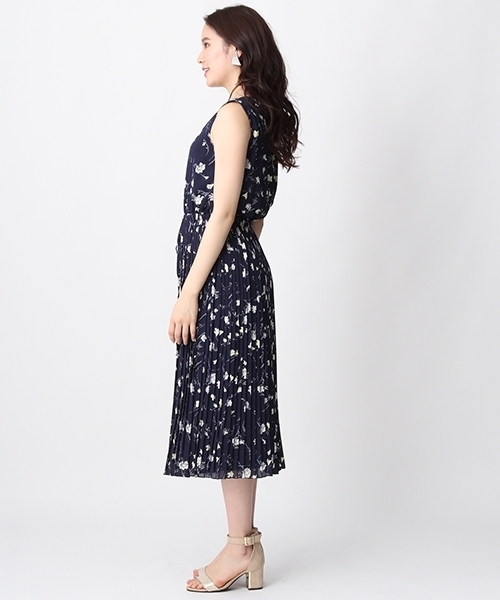 Andemiu（アンデミュウ）の「ハナガラプリントプリーツノースリーブワンピース752366（ワンピース・レディース・ネイビー/アイボリー・FREE）」の7枚目の写真