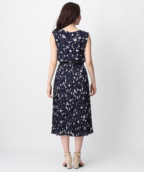 Andemiu（アンデミュウ）の「ハナガラプリントプリーツノースリーブワンピース752366（ワンピース・レディース・ネイビー/アイボリー・FREE）」の8枚目の写真