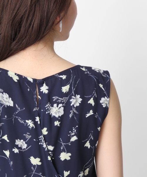 Andemiu（アンデミュウ）の「ハナガラプリントプリーツノースリーブワンピース752366（ワンピース・レディース・ネイビー/アイボリー・FREE）」の9枚目の写真