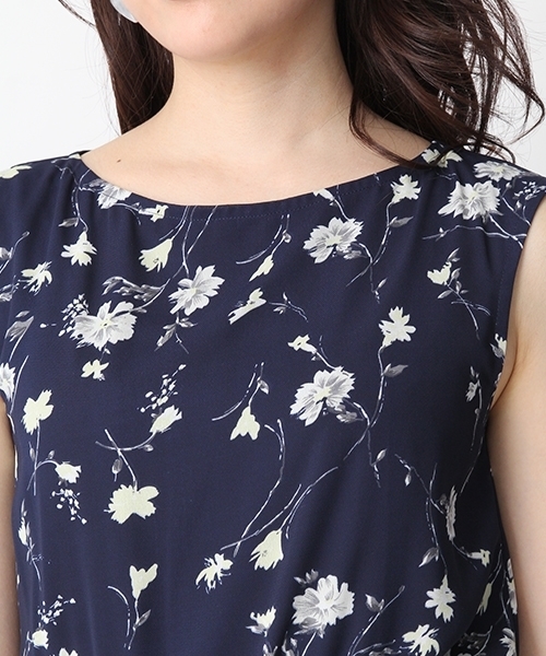 Andemiu（アンデミュウ）の「ハナガラプリントプリーツノースリーブワンピース752366（ワンピース・レディース・ネイビー/アイボリー・FREE）」の10枚目の写真