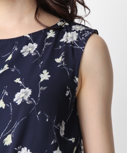 Andemiu（アンデミュウ）の「ハナガラプリントプリーツノースリーブワンピース752366（ワンピース・レディース・ネイビー/アイボリー・FREE）」の11枚目の写真