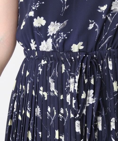 Andemiu（アンデミュウ）の「ハナガラプリントプリーツノースリーブワンピース752366（ワンピース・レディース・ネイビー/アイボリー・FREE）」の12枚目の写真
