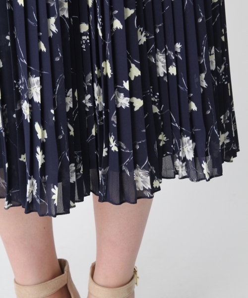 Andemiu（アンデミュウ）の「ハナガラプリントプリーツノースリーブワンピース752366（ワンピース・レディース・ネイビー/アイボリー・FREE）」の13枚目の写真